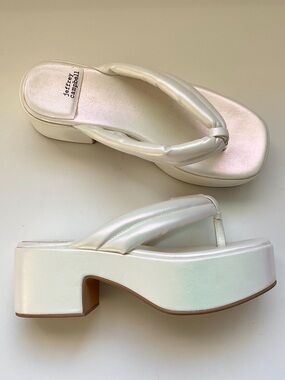 JEFFREY CAMPBELL Luau Platform Sandal- White Pearlized Size 6.5 Like New